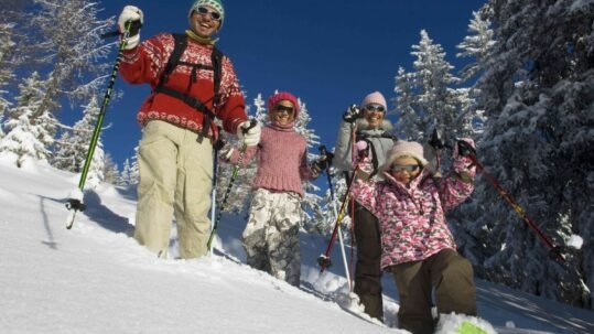 rires, glissades, forêt enneigée en famille