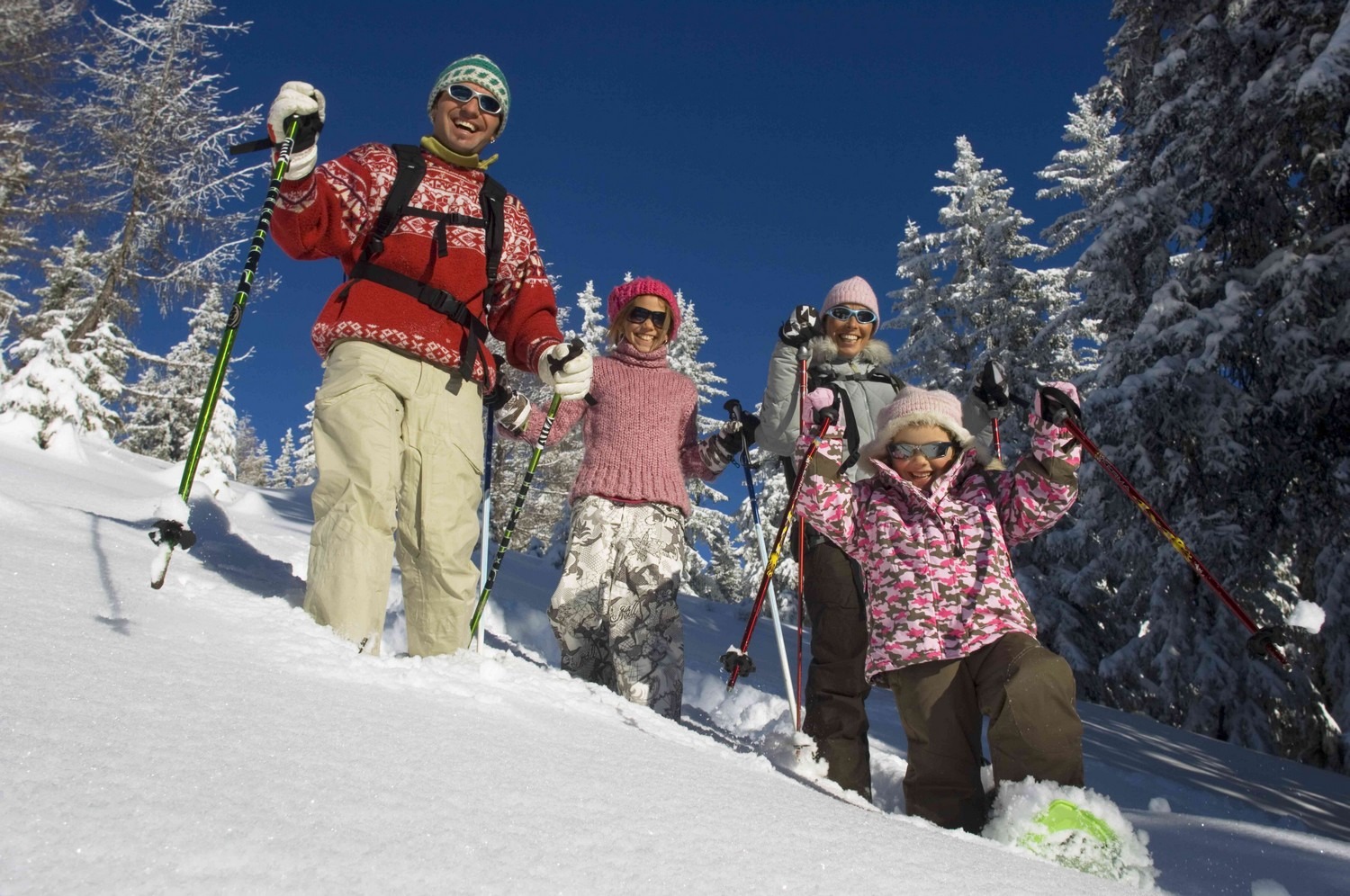 rires, glissades, forêt enneigée en famille